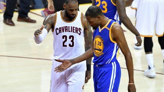 LeBron e Irving mantienen con vida a Cavaliers ante Warriors
