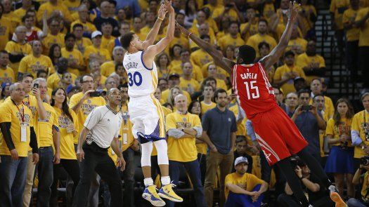 NBA multa a Curry por exagerar contacto en duelo con Rockets