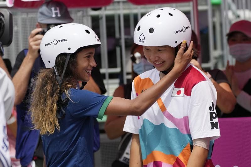 Momiji Nishiya (der.) ganadora de la prueba de Skate femenino en Tokio 2020 es felicitada por Rayssa Leal de Brasil.