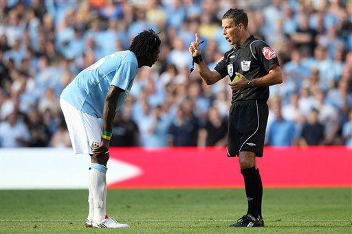 Adebayor suspendido 3 partidos por agresión a Van Persie