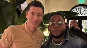 Cantante Akim se encuentra con jugadores del Barcelona