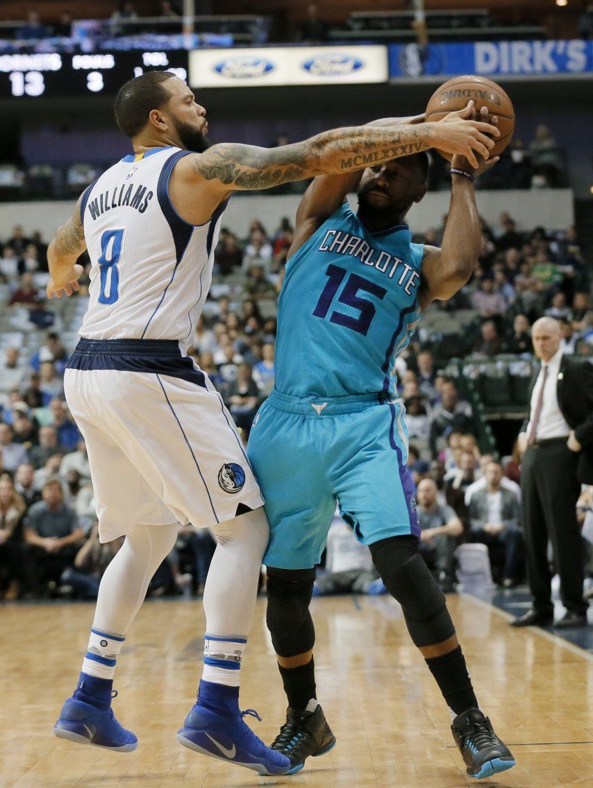 Walker comanda ataque balanceado, Hornets derrotan a Mavs