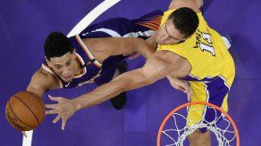 Los 33 puntos de Devin Booker impulsan a Suns sobre Lakers