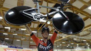 El ciclista australiano Rohan Dennis bate el récord de la hora