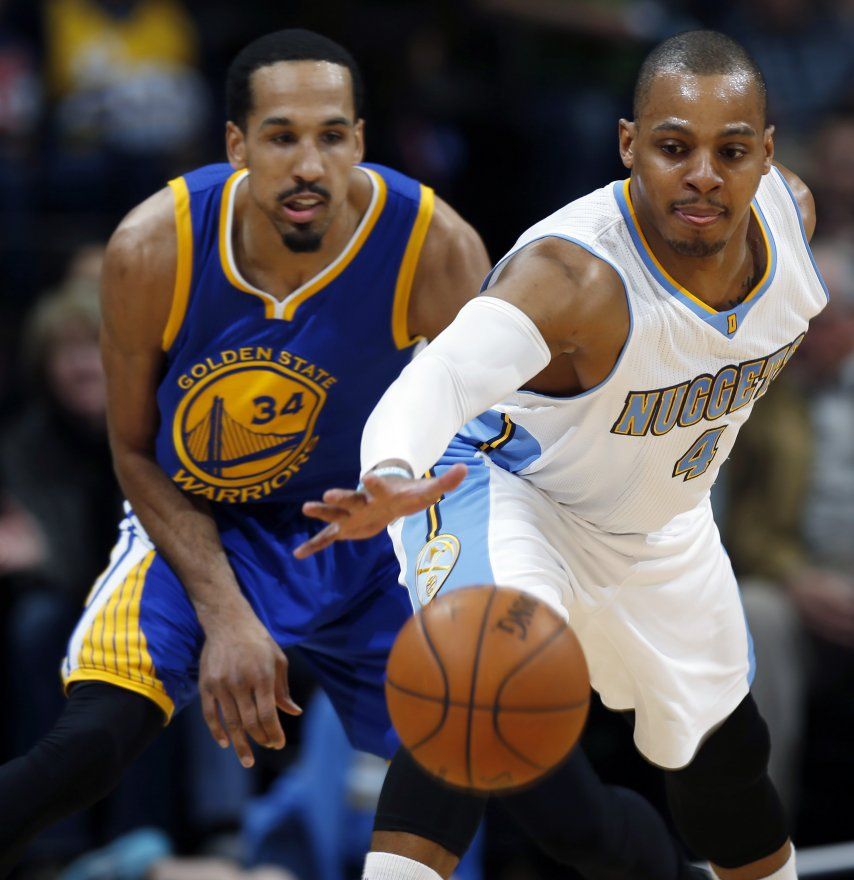 Nuggets viene de atrás y vence a los mermados Warriors