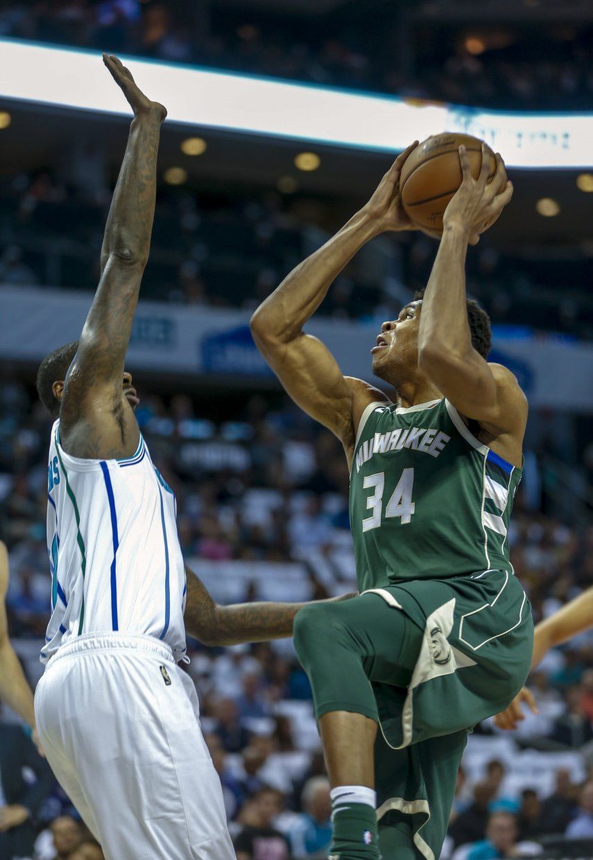 Antetokounmpo anota 25; Bucks superan a Hornets