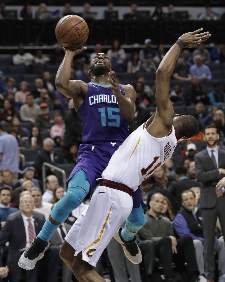 Con 30 puntos, Walker guía a Hornets en triunfo sobre Cavs