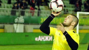 El ex campeón de la UFC, Khabib Nurmagomedov firma contrato profesional en el fútbol ruso.
