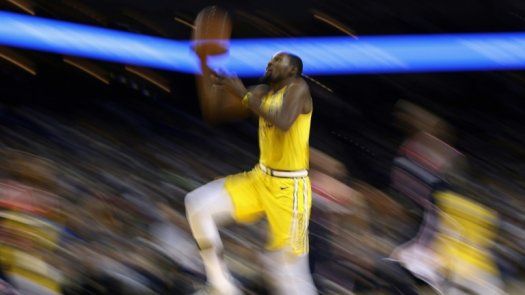 Durant se desborda en el ataque por los Warriors en triunfo sobre Knicks