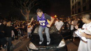 Cinco policí­as heridos en celebraciones por victoria de Lakers