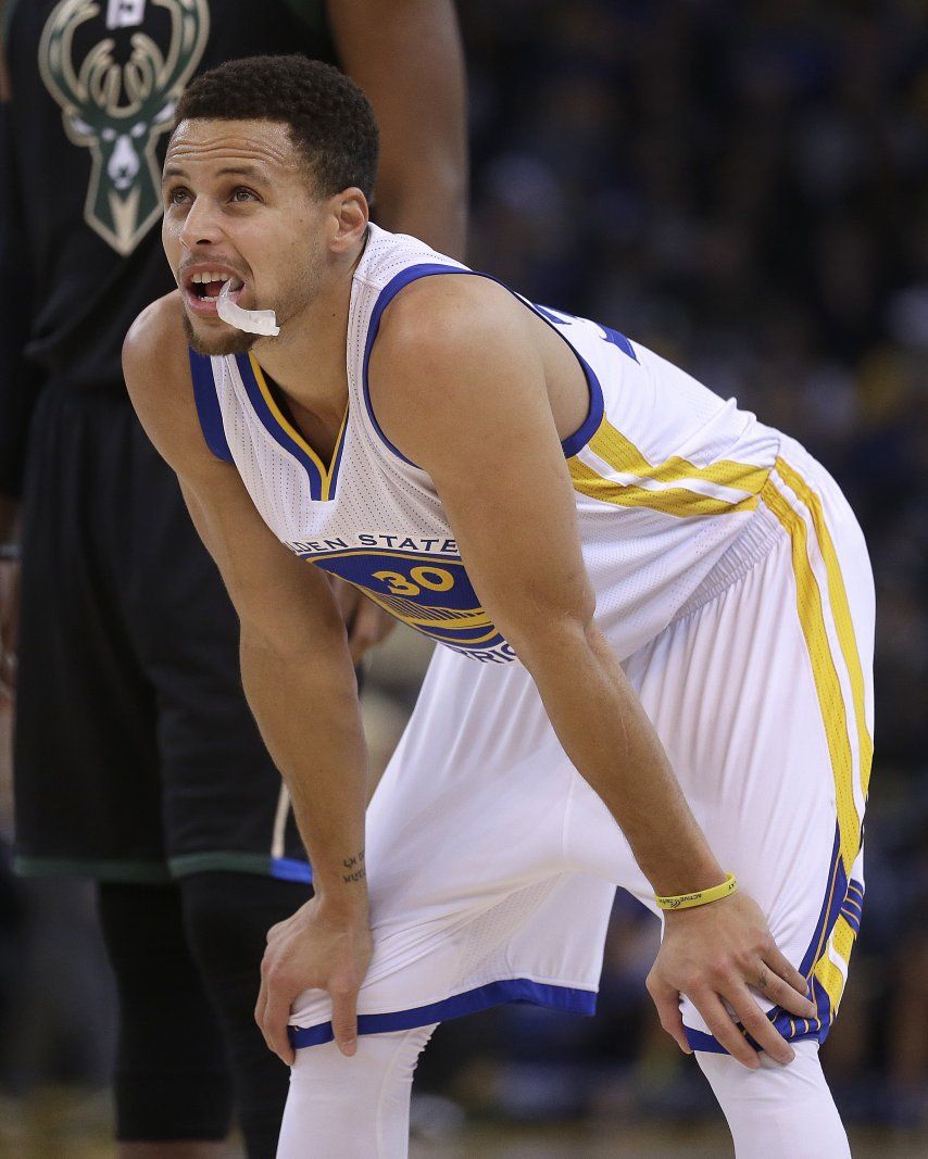 Warriors remontan ante Bucks, vengan su única derrota