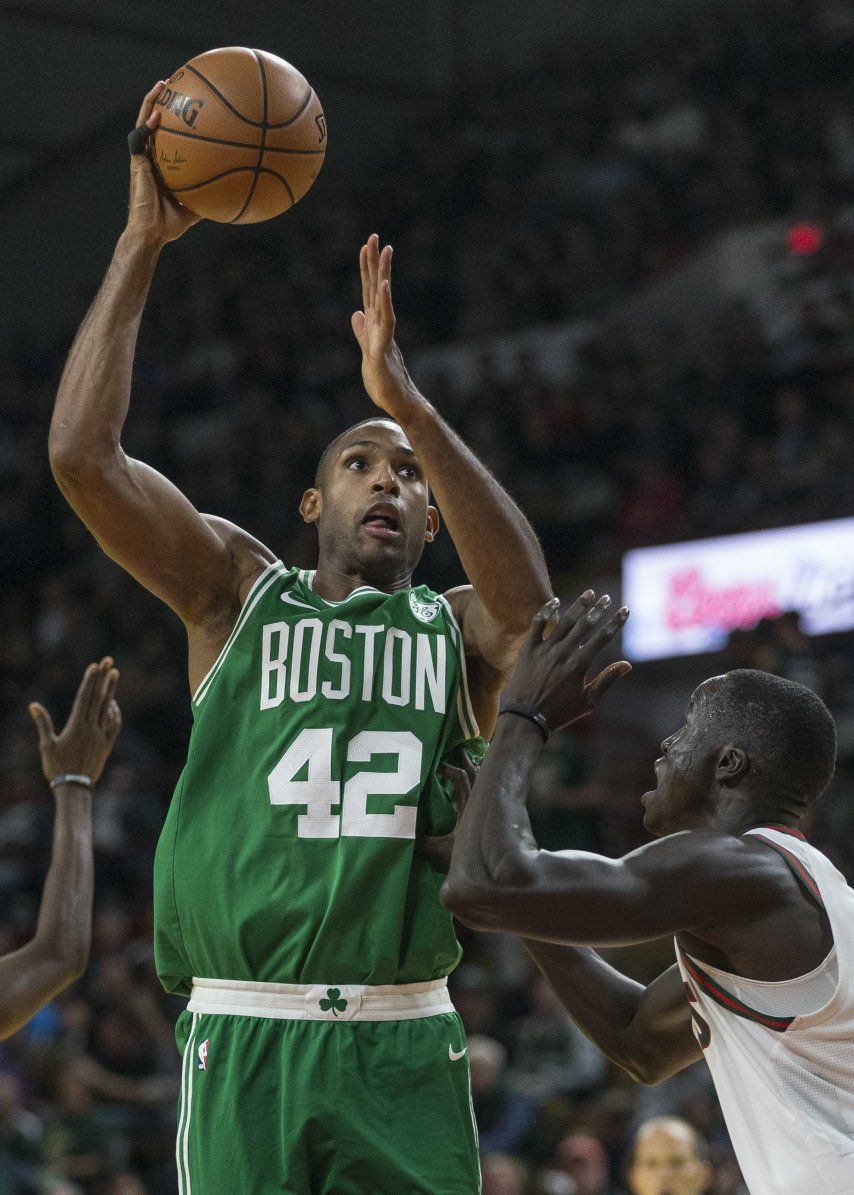Horford e Irving comandan triunfo de Celtics sobre Bucks