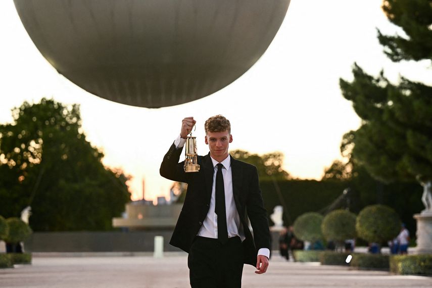 París 2024: Léon Marchand apaga el Pebetero Olímpico