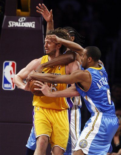 NBA: Nuggets 126, Lakers 113; Billups anota 37 en casa de Lakers