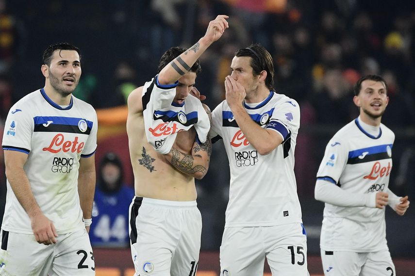 Atalanta vence a la Roma y están presionando al líder