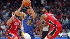 Curry guía a Warriors a su 1er triunfo