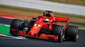 Vettel y Hamilton, codo con codo en la primera toma de contacto con Silverstone