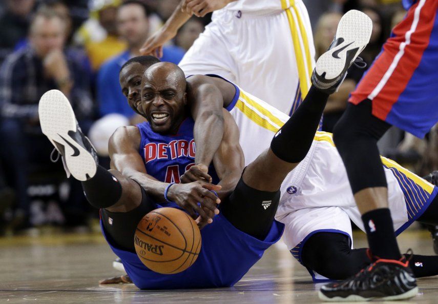 Thompson lleva a Warriors a 5to triunfo seguido ante Pistons