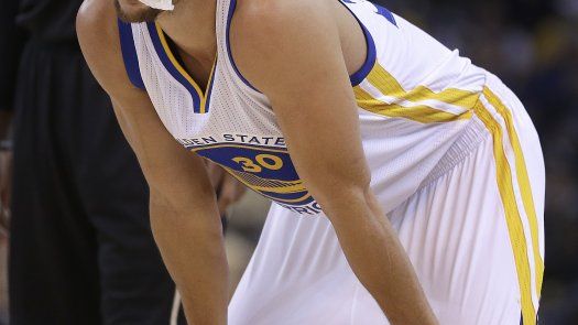 Warriors remontan ante Bucks, vengan su única derrota