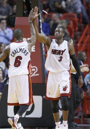 Heat vence a Hawks en noche brillante de Wade