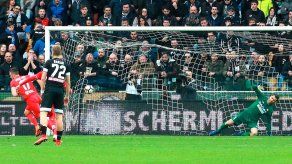 Fiorentina gana quinto seguido tras muerte de Astori