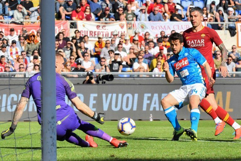 Nápoles consolida su segundo puesto tras golear a la Roma