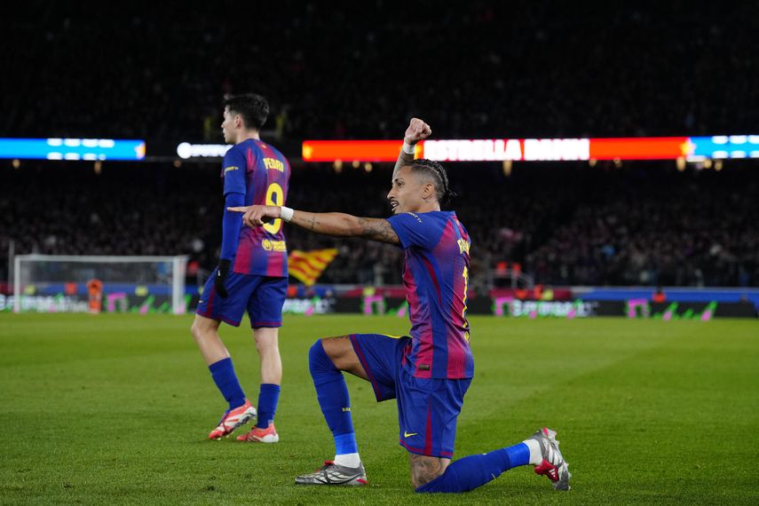 El FC Barcelona vence al Osasuna con doblete de Raphinha