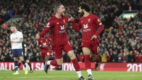 Liverpool vence a Tottenham 2-1