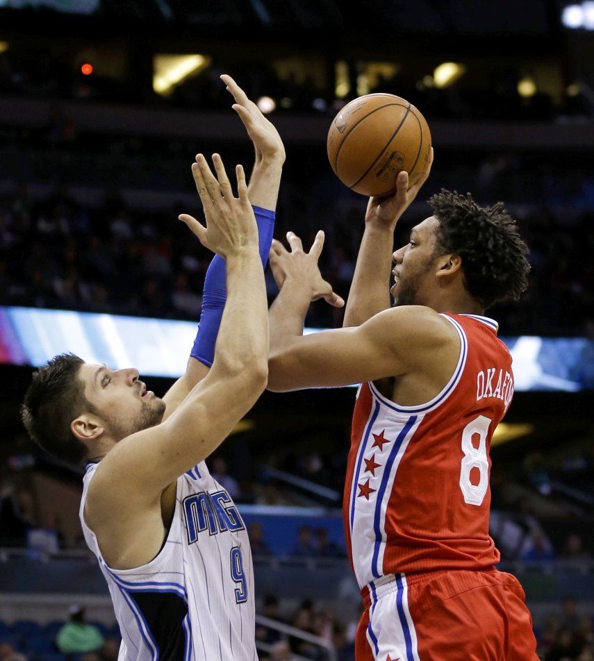 Okafor anota 20 y 76ers doblegan al Magic
