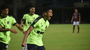 Iván Anderson celebra su primer gol con el Monagas de Venezuela