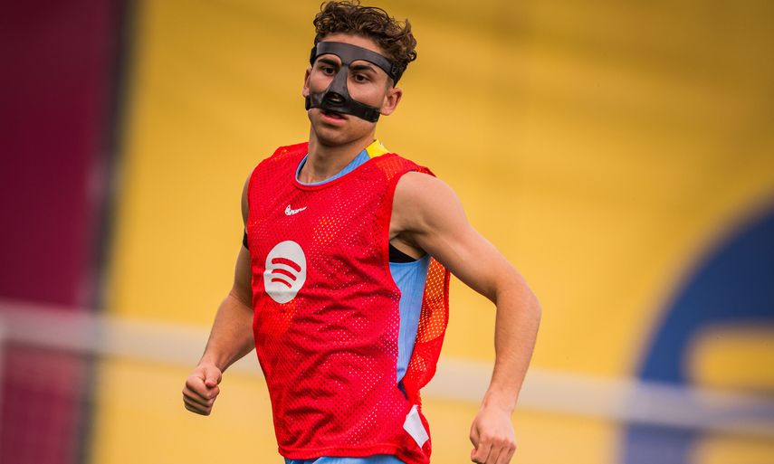 Fermín López regresa a los entrenamientos del FC Barcelona con una máscara protectora