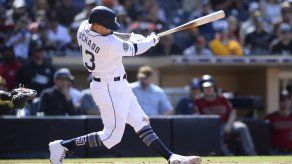 Machado pega 1er jonrón con Padres, que vencen a Arizona