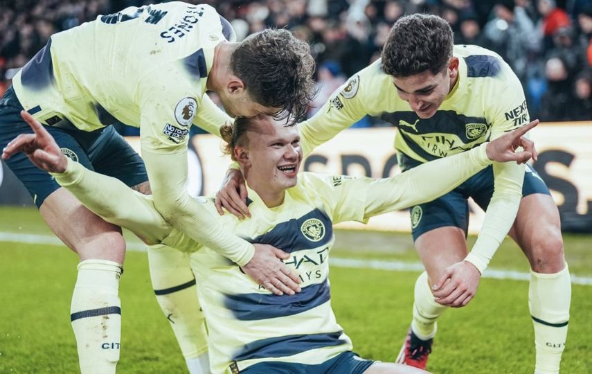 Erling Haaland mantiene al Manchester City en la batalla por la Premier