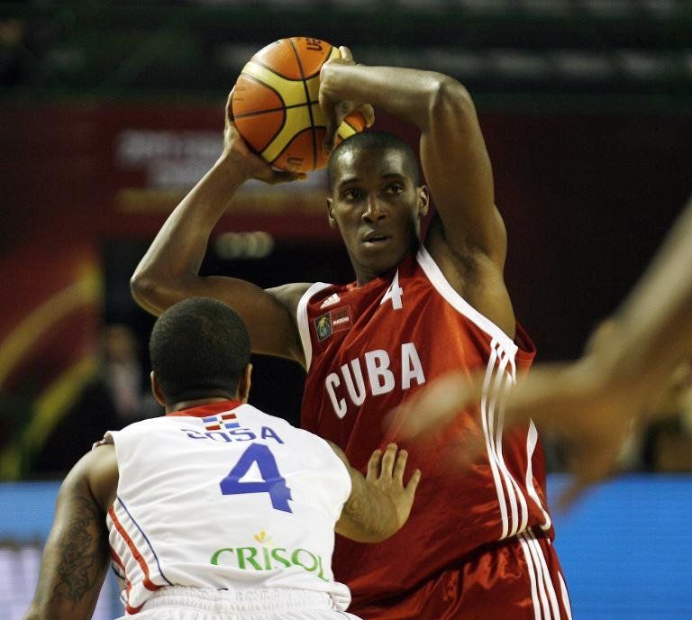 Deserta un jugador del seleccionado cubano de básquetbol