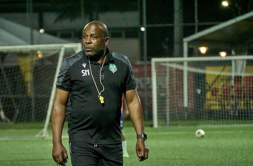 Stanley Menzo renunció como entrenador de la selección de Surinam