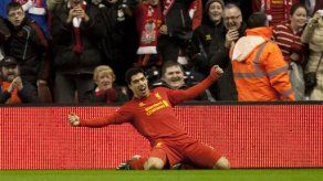 Chelsea tropieza y Suárez brilla con Liverpool