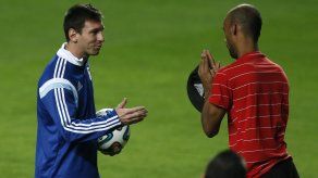 Miles de brasileños idolatran a Messi