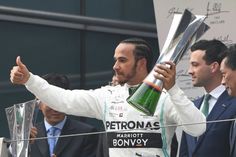 Triunfo y liderato de Hamilton en China, estrategia polémica de Ferrari