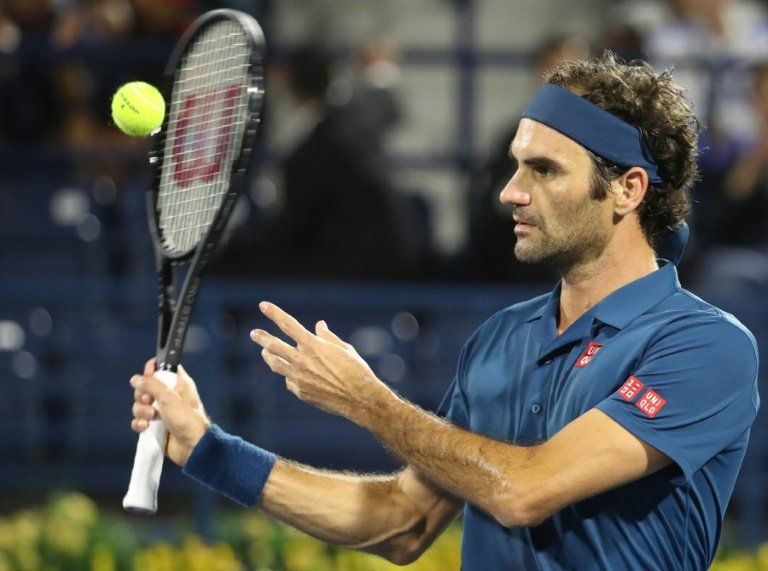 Federer se acerca a su título 100 al pasar a semifinales en Dubái