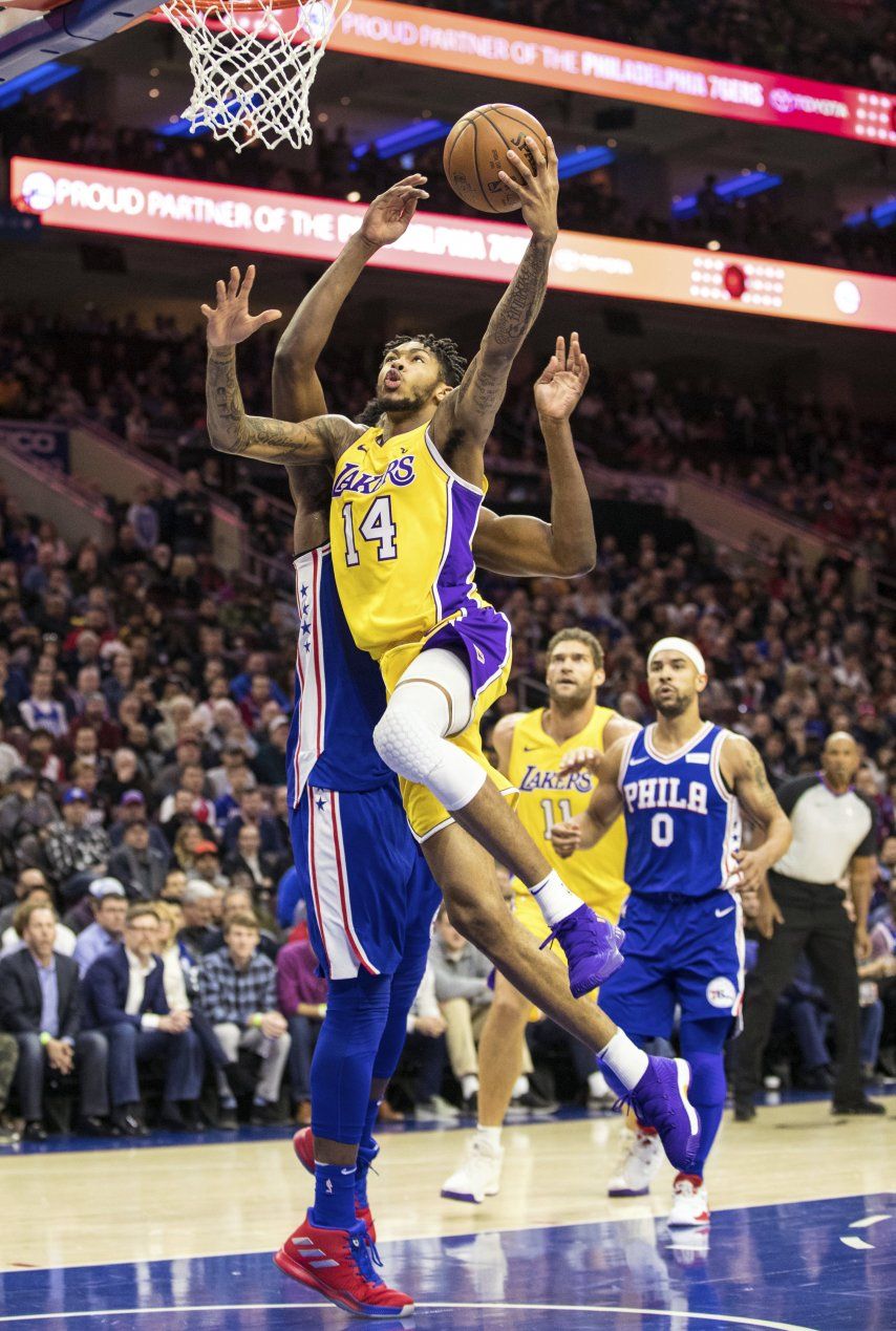Triple agónico de Ingram da triunfo a Lakers ante 76ers