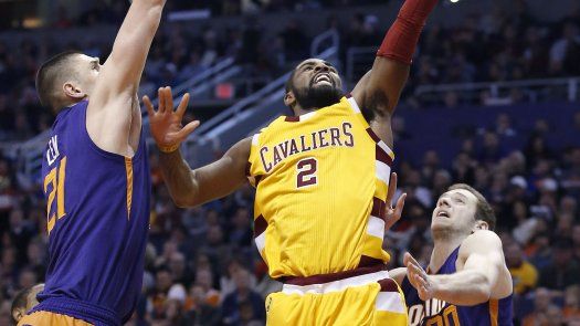 Irving logra enceste del triunfo de Cavs sobre Suns