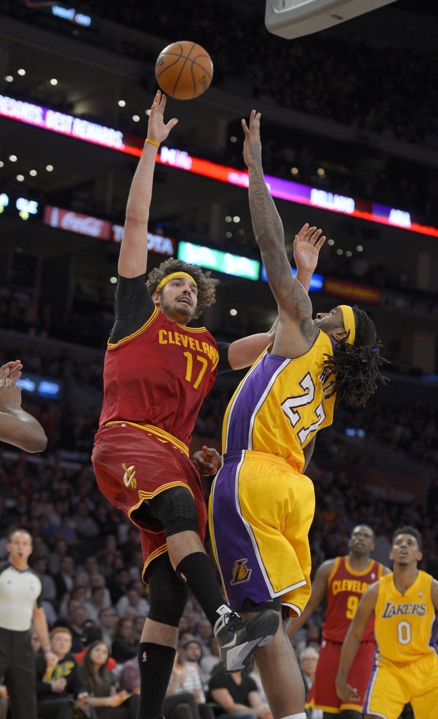 Con 27 puntos de Deng, Cavaliers vencen a Lakers