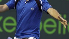 El brasileño Bellucci sigue adelante en Miami; Schwank