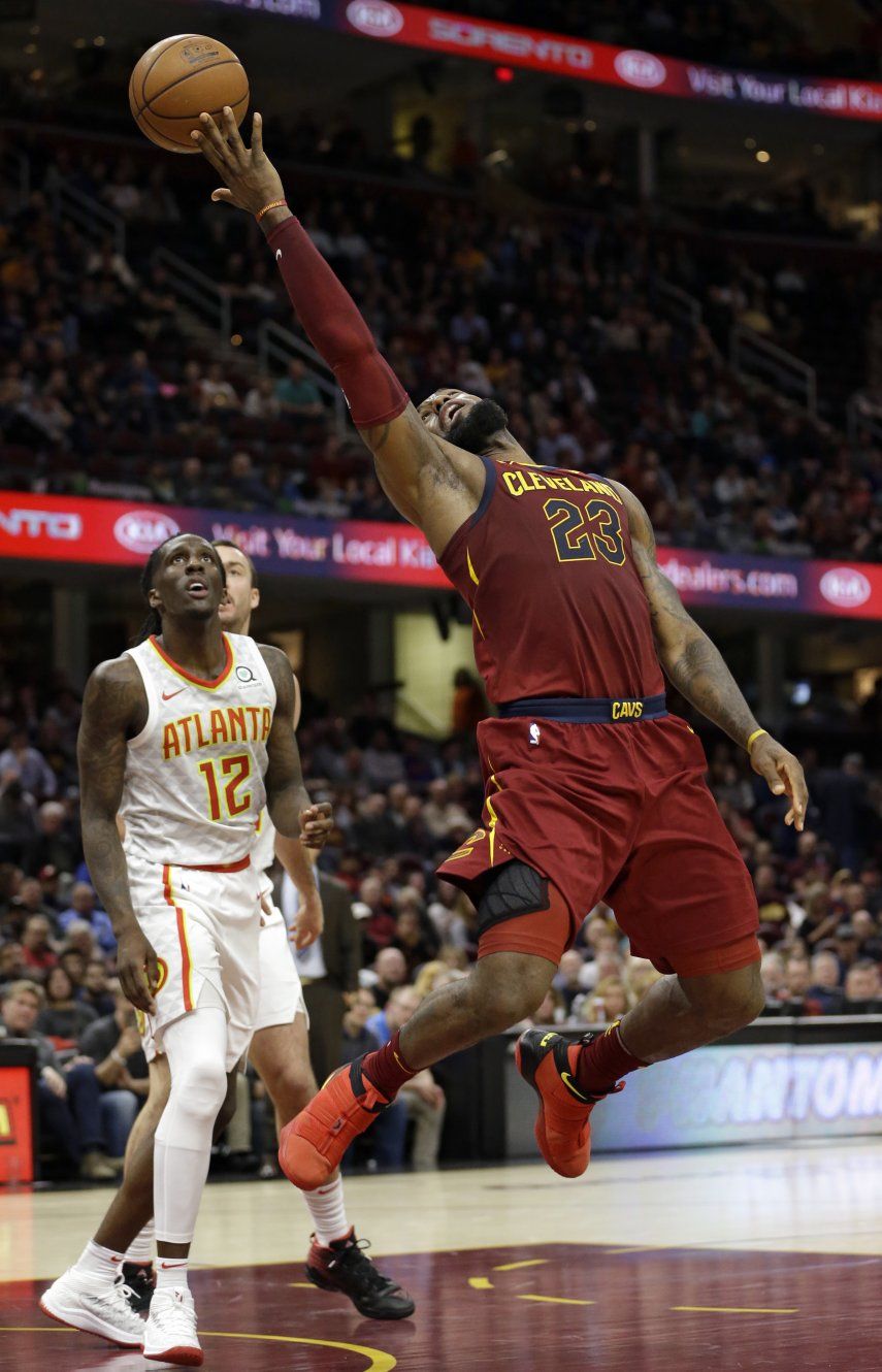 LeBron suma 25 puntos y 17 asistencias en victoria de Cavs
