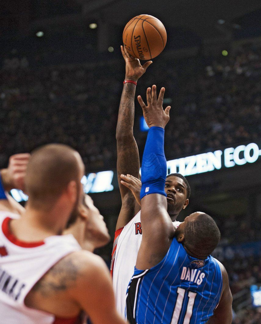Lowry aporta 33 puntos y Raptors vencen al Magic