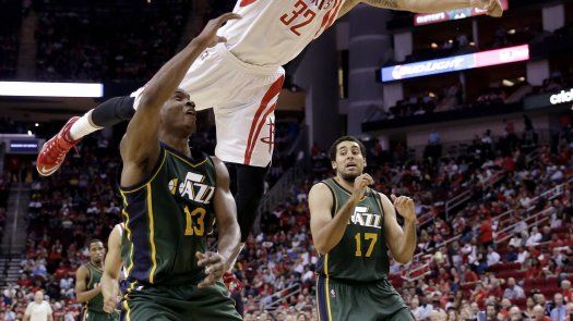 Harden consigue triple-doble, Rockets vencen al Jazz