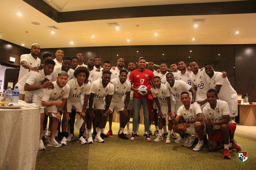 Johan Camargo visita a la selección de Panamá previo a duelo ante El Salvador
