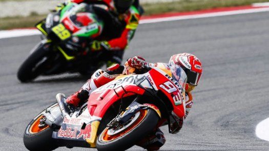 Lorenzo se cae y es baja en el GP de Holanda, Viñales empieza brillando