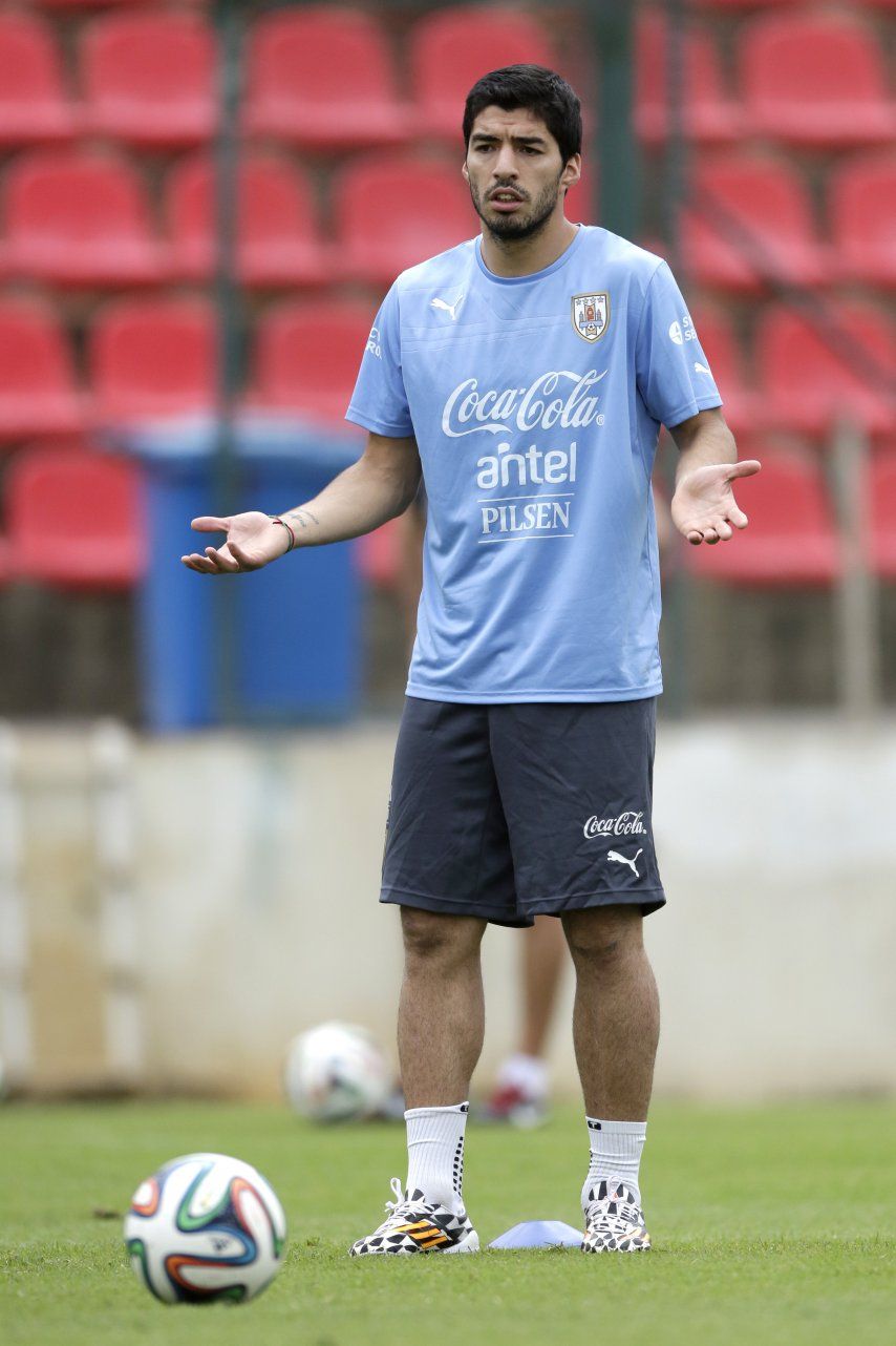 Uruguay no ha decidido si Suárez juega en debut