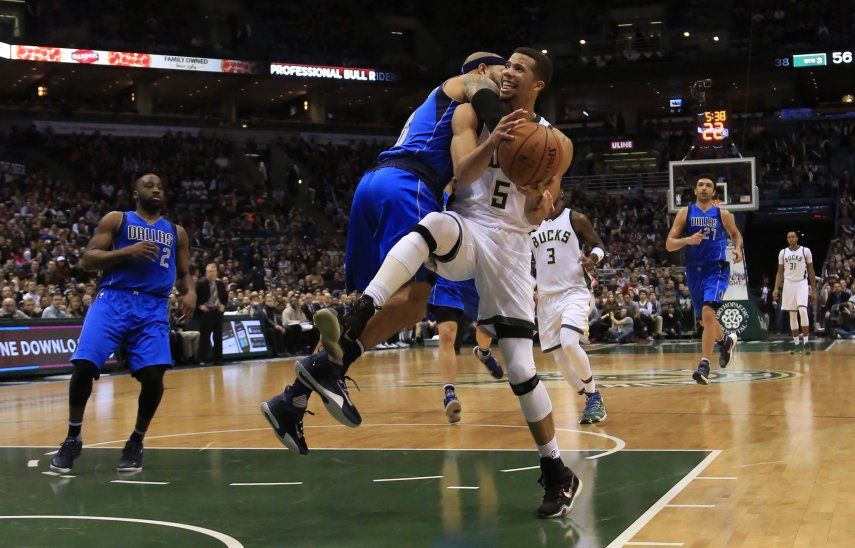 Middleton ayuda a los Bucks a vencer a Mavericks